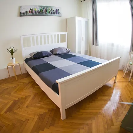 Apartment Color Franceza St