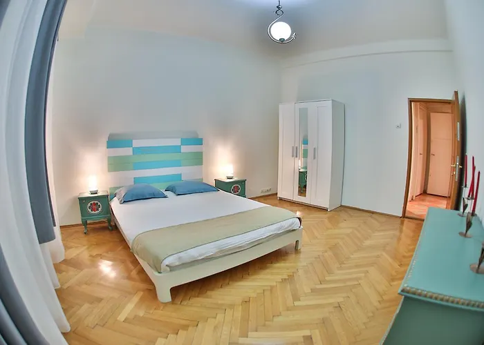 Color Franceza St Apartman *